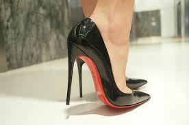 Se per voi un tacco da 10 o 12 centimetri con suola rossa non è abbastanza, ecco le louboutin follies spike: Come Calzano Le Louboutin Sandali E Decollete Non Solo So Kate