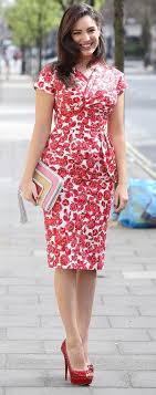 Kelly brook dresses down in cream beaded top and rolled up jeans. Kelly Brook In A Flattering 50 S Style Dress Kelly Brook Style Fashion Kelly Brook