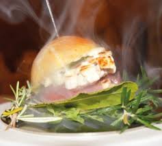 Per la preparazione di questo piatto adagiate le fette potete anche utilizzare un trancio di pesce spada, da cuocere in padella o sulla piastra e sminuzzare. Panino Con Hamburger Di Pesce Spada Zafferano