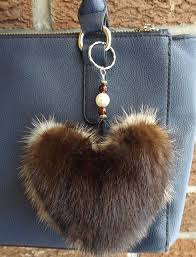 Pompon Fourrure Forme Coeur Bicolore Par Fourruresduquebec Sur Etsy Fur Accessories Fur Charm Fur Bag