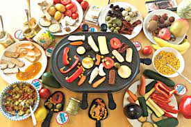 Entdecken sie raclette, ein vielfältiges, kommunikatives essen, das zu fast jeder jahreszeit passt. Veganes Raclette Das Perfekte Dinner Fur Silvester