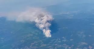 Erika berg with the bc wildfire service says fires could spark in dry areas and is reminding british columbians to be extremely careful while out enjoying the weather. Wildfire In The Middle Of A Record Heat Wave Forces The Entire Village In Canada To Evacuate The Entire City Is On Fire J99news