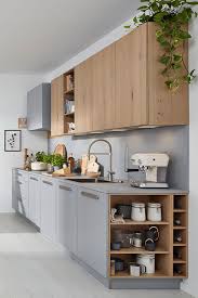 Graue Kuche Mit Holz Hangeschranken Grey Kitchen With Wood Wall Cabinets In 2020 Graue Kuche Kuchen Design Nolte Kuche