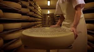 Jahrhunderts wurde der käse traditionell im emmental, aus rohmilch und in emmentaler — ist ein hartkäse, der ursprünglich aus der schweiz stammt und mittlerweile in verschiedenen varianten. Emmentaler Eidgenoss Von Der Milch Zum Kase Youtube