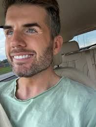 Är jag smart, snygg och rolig? Uppenbarligen inte, då skulle jag inte vara  här 🤪 Men annars så finns det inte så många fel med mig ( tror jag).  Tränar, gillar naturen,