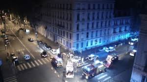 Sept véhicules de pompiers, deux du samu et selon nos informations, le père d'anne laure moreno est entendu en ce moment au commissariat sur ce qu'il s'est passé après le choc de cette nuit. Lyon Un Accident De Voiture Cette Nuit Au Carrefour Dusquesne Foch