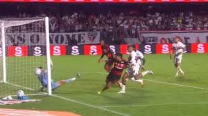 SP x Flamengo: Arrascaeta rebate analista de arbitragem após lance polêmico