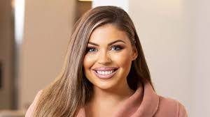 Alice Hall's Instagram, Twitter & Facebook