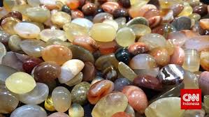 Gambar foto batu akik yakut yellow safir kuning asli. Selain Indah Mitos Manfaat Batu Akik Juga Menarik Peminat