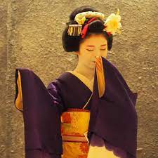 着物で顔を隠す仕草がいい good to hide your face in kimono 京都 京都の舞妓 京都の舞妓さん 京都の舞妓はん 舞妓 舞妓さん 舞妓さん好きな人と繋がりたい 舞妓さんの着物 舞妓さんの簪 舞妓さん 舞妓 顔
