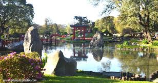 El jardín japonés fue inaugurado el 17 de mayo de 1967, proyectado y construido por la colectividad japonesa, para luego ser donado por intermedio de la embajada del japón, a la municipalidad de buenos aires, en agradecimiento al pueblo argentino por ser el país que le abrió sus brazos en tiempos de inmigración. El Jardin Japones De Buenos Aires Plantas Y Jardin