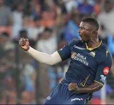 Holder the hero as Titans edge RCB in thriller