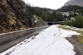 Il doit reprendre du temps au maillot jaune et il pourrait bien être, en fin de compte, la carte choisie par ineos. La 19e Etape Du Tour De France Arretee Les Images De L Eau Et De La Grele Sur La Route Le Soir
