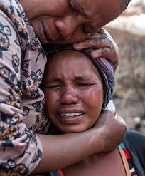 Fotograf James Oatway har dokumentert virksomheten i Red Ants, et omstridt  sørafrikansk selskap som spesialiserer seg på masseutkastelse av hjemløse.  (+)