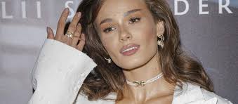 Klimatyczny salon, pianino i sypialnia na poddaszu. Natalia Szroeder  pokazała swoje gniazdko