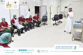 الغذاء والدواء تدرب العاملين بالمطابخ المركزية في مكة المكرمة والمدينة المنورة