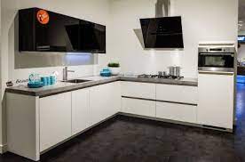 moderne hoekkeuken met glazen klepkasten keuken design keukenstijl keuken
