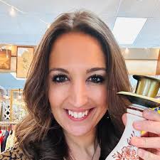 Lisa Blakney's Instagram, Twitter & Facebook