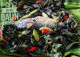 Pepes daun singkong ini tentu bisa dikombinasikan dengan daging ikan yang gurih dan kaya protein. Gampangnya Memasak Pepes Peda Daun Singkong Enak Sederhana