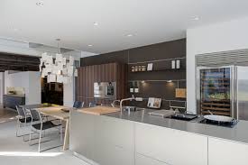 Bulthaup B3 Eiland In Aluminium Zandbeige Hoge Kasten In Gerookt Lariks Fineer Wandpanelen In Softtouchlak Cashmere Koelcomb Offene Kuche Bora Professional