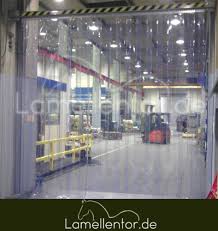 Auf dem vorhang sind eingeschweißte gurtbänder in vertikaler richtung angebracht. Der Plastikvorhang Fur Stall Pferdestall