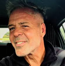 Héctor “Tito” Cartechini es un notable bandoneonista nacido en Morón,  Buenos Aires, que a lo largo de su extensa carrera formó parte, entre  otras, de las orquestas de Osvaldo Piro y Mario