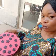 How to create a cake with a marbled design using fondant and gold leaf?