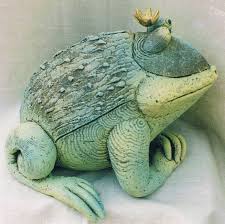 Doch der swimmingpool kann für kröten. Frosche Aus Ton Fur Haus Und Garten Tonskulptur Keramik Tiere Topferarbeiten