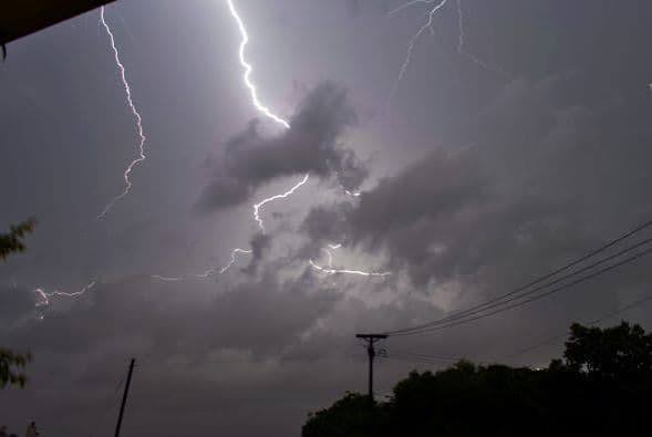 Fuertes tormentas y tornados golpean Wisconsin, Minnesota e Illinois; dejan severos daños sin víctimas | N+ Univision Estados Unidos | Univision