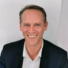 Je suis très fière de ma fille Ella Faller qui représente les vins de la  maison et qui est dans la presse du Finistère. bravo 🥂