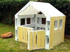 Kleines Haus Fur Die Kinder Von Paletten Diy Spielhaus Haus Fur Kinder Palletenhaus