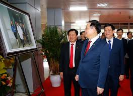 Vương đình huệ sinh ngày 11/7/1957 tại làng xuân lộc, xã nghi xuân, huyện nghi lộc, nghệ an, trong một gia đình có 8 người con, 5 trai 3 gái, huệ thứ 4. Chá»§ Tá»‹ch Quá»'c Há»™i VÆ°Æ¡ng Ä'inh Huá»‡ ThÄƒm Lam Viá»‡c Táº¡i Nghá»‡ An Bao NgÆ°á»i Lao Ä'á»™ng