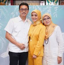 Official facebook page of mira filzah. Berusia 54 Tahun Ada 3 Anak Perempuan Ibu Mira Filzah Nampak Awet Muda Nona