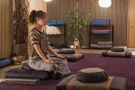 Doi doi tineri care se luptă cu o boală ireversibilă care se întâlnesc și se îndrăgostesc pe holurile unui spital au de ales între a sta tot timpul la o distanță de cinci pași unul de celălalt, pentru a nu se. CaÈ™tigÄƒtorul InvitaÈ›iei Duble La Filmul La Cinci PaÈ™i De Tine Revista Cariere