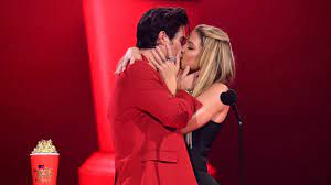 Post some pictures of this amazingly beautiful woman. Outer Banks Stars Chase Stokes Madelyn Cline Shared Kisses At Mtv Movie Tv Awards 2021 Teen Vogue