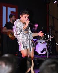Melek mosso, son dönemde özellikle youtube'ta oldukça popüler bir şarkıcı. Facebook