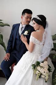 Terjemahan frasa gaun nikah dari bahasa indonesia ke bahasa inggris dan contoh penggunaan gaun nikah dalam kalimat dengan terjemahannya: Direktori Wedding Vendor Gaun Pengantin Di Yogyakarta Bridestory Com