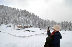 Higher Reaches Of Kashmir Receive Fresh Snowfall, Rains Lash Plains