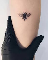The image is available for download in high resolution quality up to 7088x4105. Imagem De Bee Black Ink And Bee Tattoo Tattoos Insect Tattoo Bee Tattoo