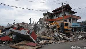 Gempa m 6,2 guncang mamuju, 3 tewas, 24 luka, 2000 warga mengungsi. Rumah Ambruk Saat Gempa Sulbar Istri Kadis Pu Mamuju Meninggal
