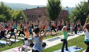 Dining in downtown hendersonville | photo source: Top Yoga Studios In And Around Asheville