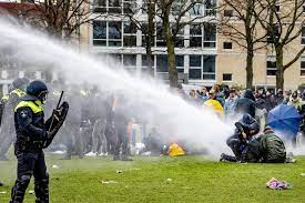 Ma a unirsi alle proteste in olanda ci sono anche ristoratori e altre categorie di autonomi che dovranno attendere ancora qualche settimana prima di riaprire le loro attività. Video Olanda Noi Proteste Impotriva MÄƒsurilor De Lockdown Ciocniri Violente È™i Peste 100 De ManifestanÈ›i ReÈ›inuÈ›i La Amsterdam Hotnews Mobile