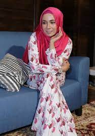 Mengisahkan Kehidupan Tiga Orang Gadis Bertudung Munirah Amira Fantasi Fantasi Amreading Books Wattpad Fashion Hijab Robe