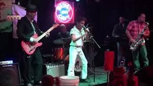 A 11 anni, balla e canta come Elvis