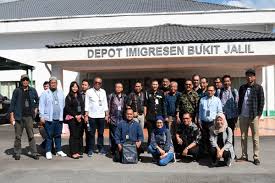 Просмотров 2,4 тыс.2 года назад. Bernama Delegasi Pengamal Media Indonesia Lawat Depot Tahanan Imigresen Bukit Jalil