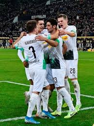 Football 24/7 auf deinem computer oder mobile. Davies Impresses In Bayern Win Gladbach Level At Top Airdrietoday Com