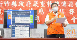 新竹縣衛生局表示 衛生局指出，案1588自萬華返家後，都待在家未出門，只有朋友登門拜訪，因此疫調後匡列13人進行居家 隔離 ，並都已經完成採檢。 ▲新竹縣衛生局長殷東城呼籲民眾切勿恐慌。 Jnyvysamvrlmom