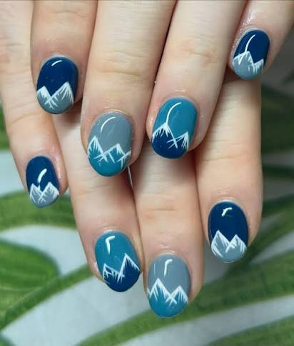 𝐏𝐞𝐫𝐟𝐞𝐜𝐭 𝐧𝐚𝐢𝐥𝐬 𝐟𝐨𝐫 𝐭𝐡𝐞 𝐬𝐥𝐨𝐩𝐞𝐬 🚡⛷️🗻 Nails to match  the temperature! Icy blue and grey nails using @magpie_beauty misty  morning, giddy up and not on my nelly with white gel paint over