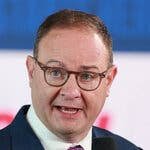 COLLEGE FOOTBALL; Howard Takes Heisman Pose With 93-Yard Punt Return