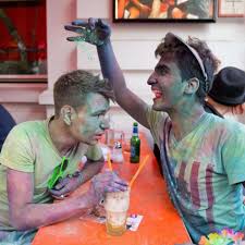 La holi (होली (holī)), parfois appelée fête des couleurs, ou, phalgunotsava, est une fête de l'hindouisme célébrée vers l'équinoxe de printemps2, à la pleine lune du mois indien de phalguna. Bunt Bunter Holi Festival Indien Import Lockt Tausende Wohnen